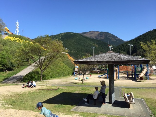 日除け付きのベンチ