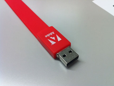 Adobe 謹製 USB メモリ